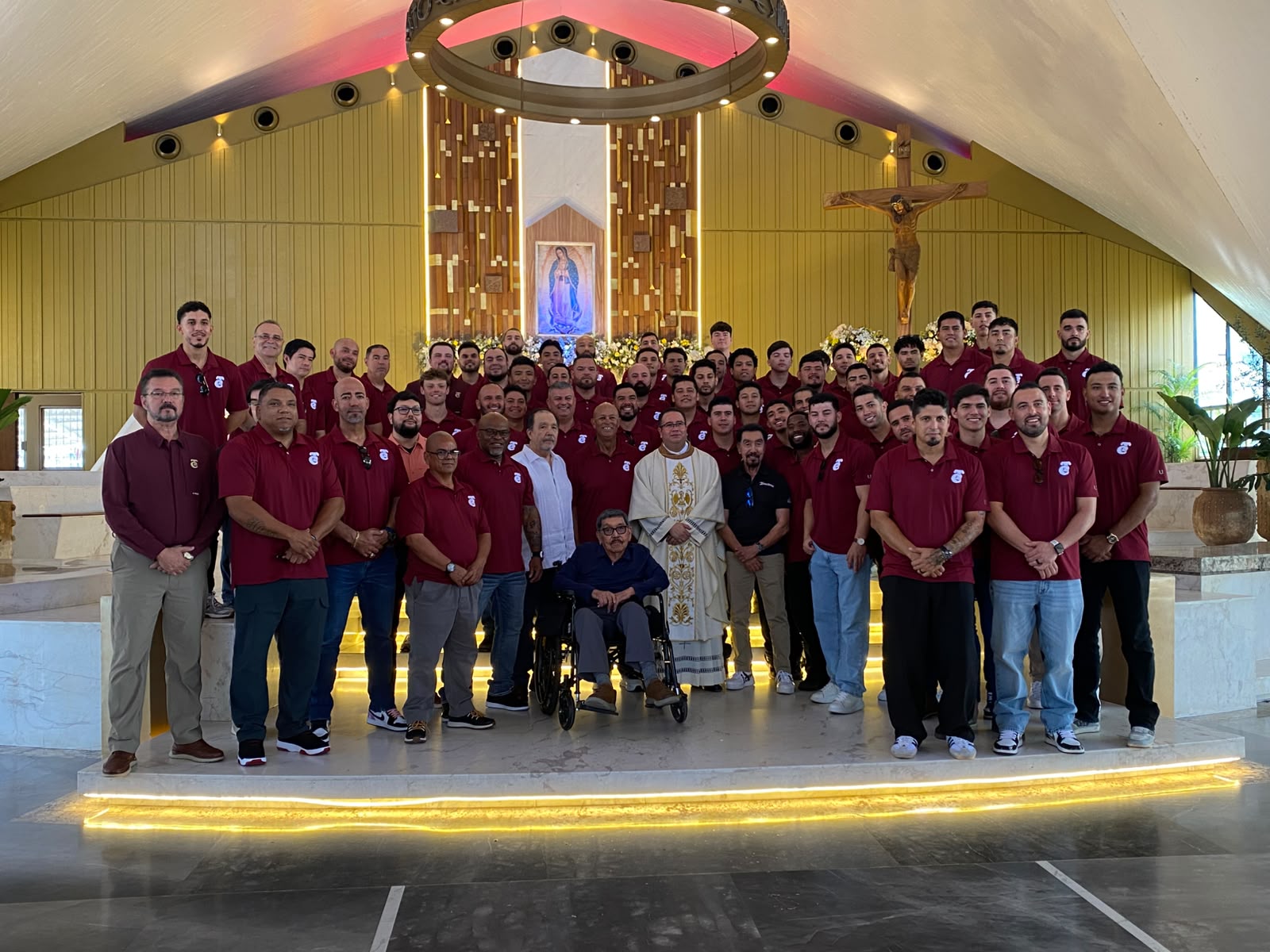 Tomateros de Culiacán en misa previo al inicio de la nueva temporada de la LMP