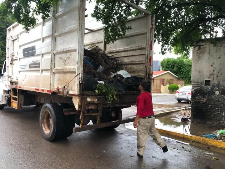 Recogen basura luego de la Feria del Rosario en Guasave