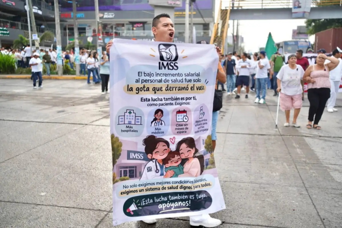 Trabajador del IMSS manifestándose