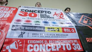 trabajadores de salud se manifiestan en el congreso del estado