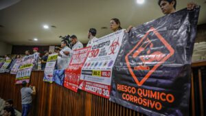 trabajadores de salud se manifiestan en el congreso del estado inconformes