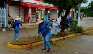 Realizan trabajos de limpieza y mantenimiento en calles y áreas verdes de El Venadillo, Mazatlán