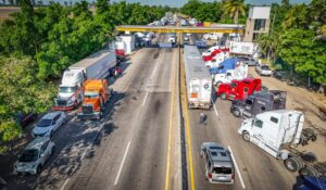 Transportistas de Sinaloa paralizan carreteras: Protestan por violencia, altos peajes y golpes fiscales