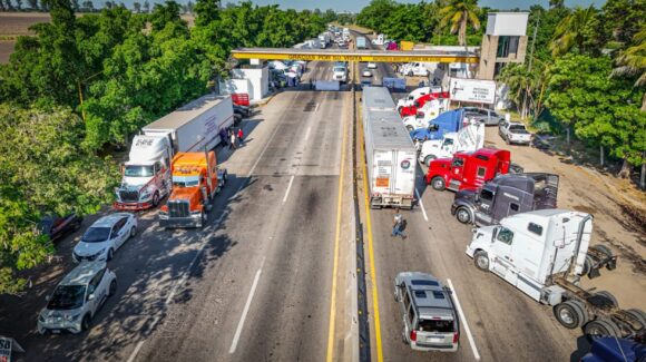 Transportistas de Sinaloa paralizan carreteras: Protestan por violencia, altos peajes y golpes fiscales