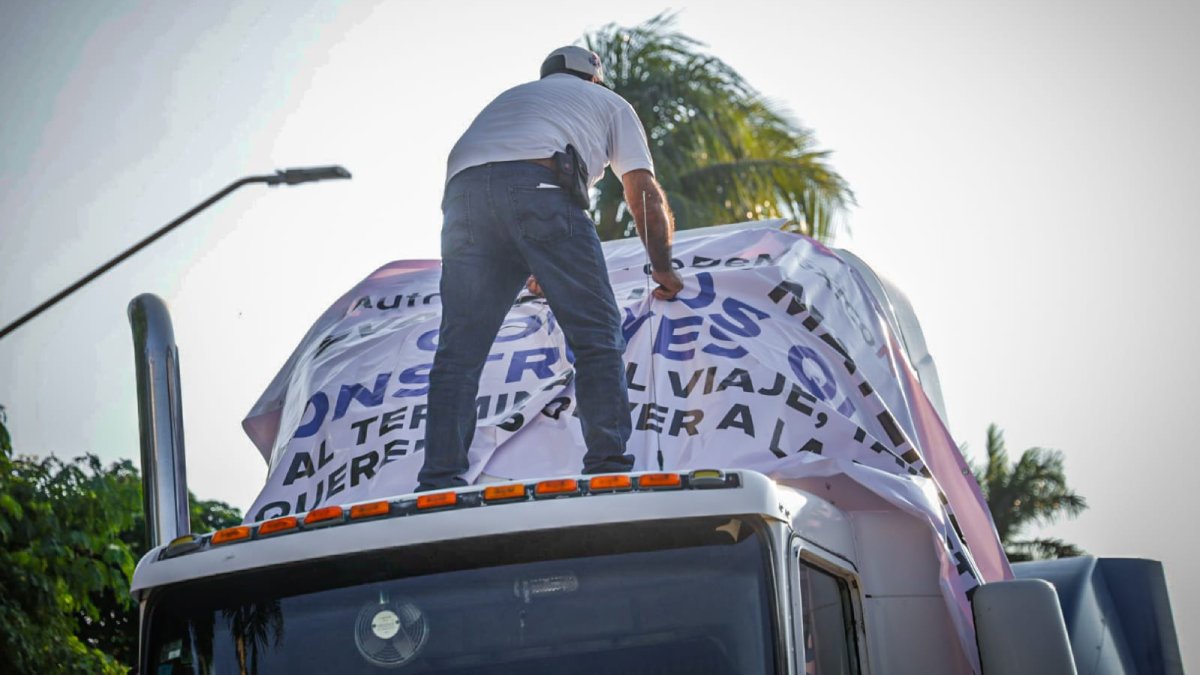 transportistas de sinaloa paralizan carreteras trabajador
