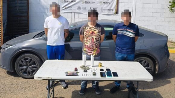 Arrestan a tres hombres en posesión de droga en el Centro de Culiacán, Sinaloa