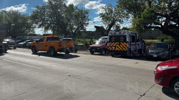 Tres lesionados deja accidente múltiple en carretera Los Mochis-Topolobampo, en Sinaloa
