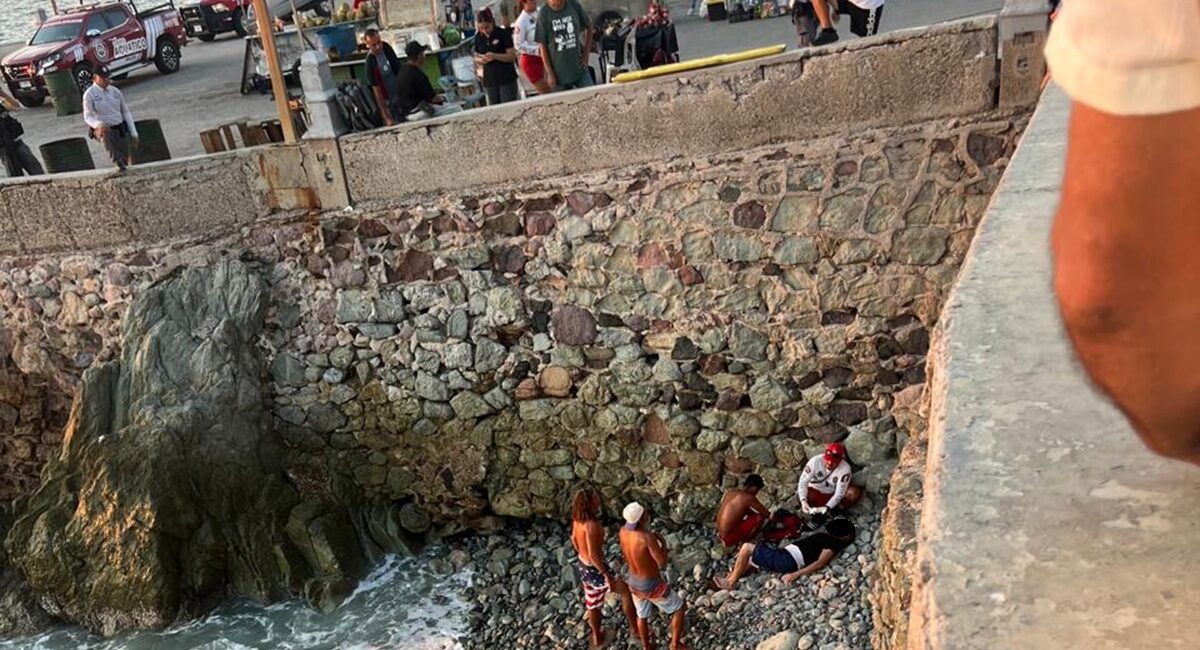 Turista cae del malecón hacia zona rocosa y resulta lesionado en Mazatlán, Sinaloa