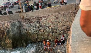 Turista cae del malecón hacia zona rocosa y resulta lesionado en Mazatlán, Sinaloa