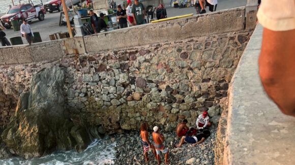 Turista cae del malecón hacia zona rocosa y resulta lesionado en Mazatlán, Sinaloa