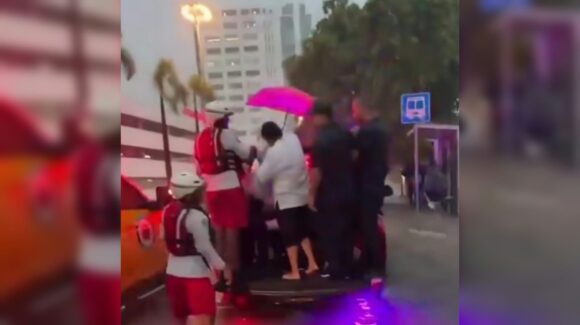 Turistas y ciudadanos quedan varados, son auxiliados por PC ante inundaciones en Mazatlán, Sinaloa