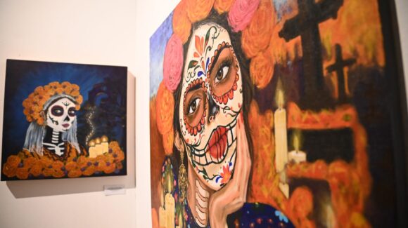 La UAS convierte la Galería Frida Kahlo en un encuentro de arte, tradición e identidad con su IX Exposición Internacional de Día de Muertos