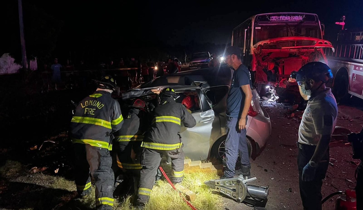 Un muerto en choque entre camión de pasajeros y vehículo en zona rural de Mazatlán