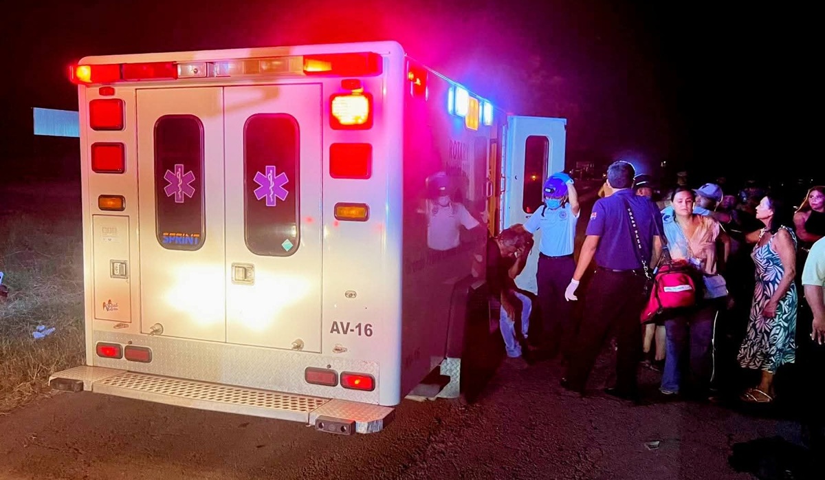 Un muerto en choque entre camión de pasajeros y vehículo en zona rural de Mazatlán