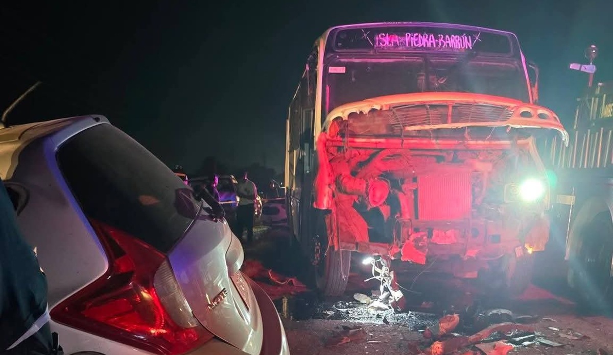 Un muerto en choque entre camión de pasajeros y vehículo en zona rural de Mazatlán