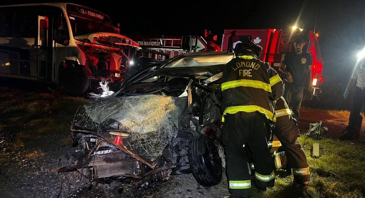 Choque entre camión de pasajeros y automóvil deja un hombre sin vida en zona rural de Mazatlán, Sinaloa