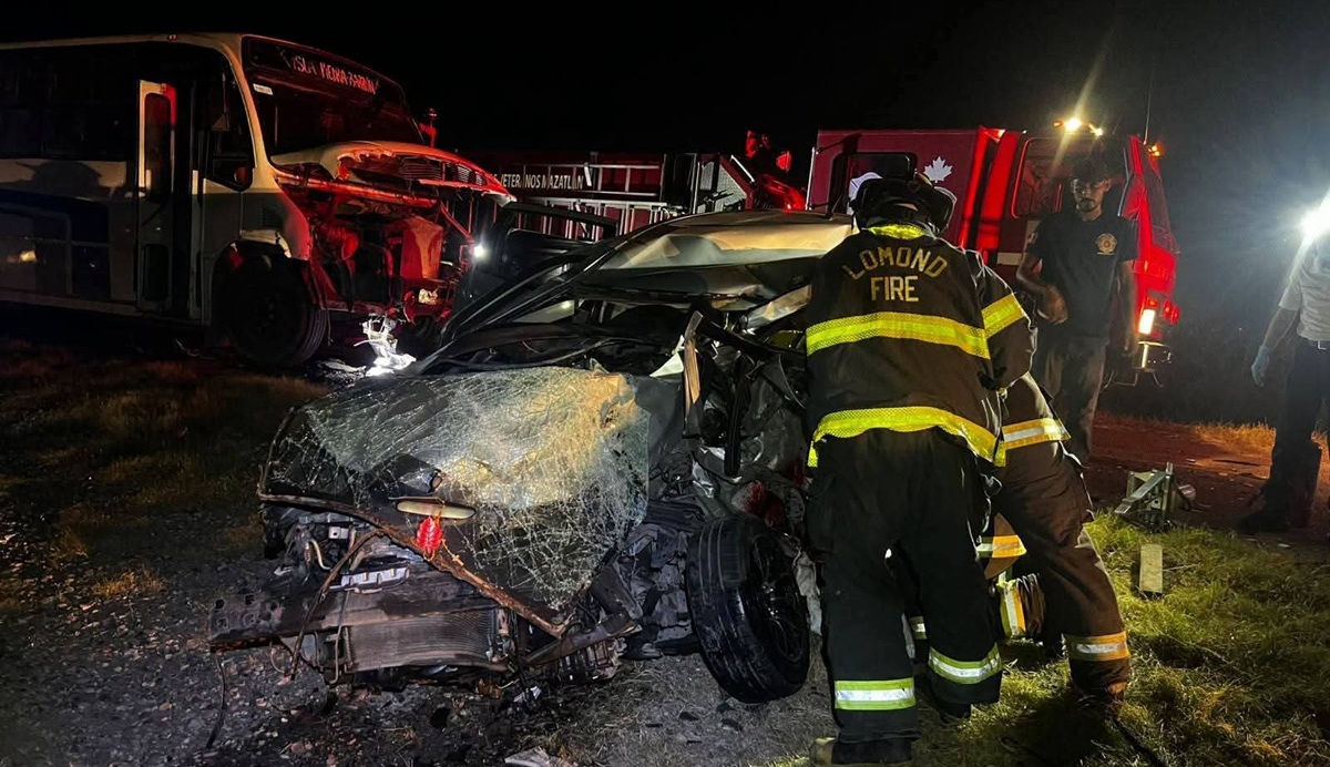 Un muerto en choque entre camión de pasajeros y vehículo en zona rural de Mazatlán