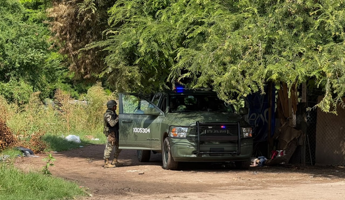 Unidad del Ejército Mexicano en calle de terracería en Mazatlán