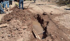 Vecinas de Campo 35 denuncian contaminación por aguas negras; reportan niños enfermos y lesiones en la piel