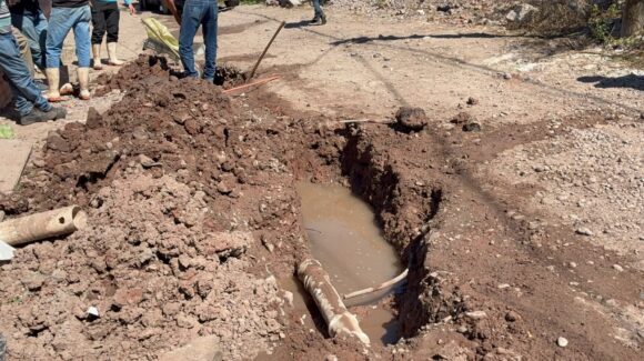 Vecinas de Campo 35 denuncian contaminación por aguas negras; reportan niños enfermos y lesiones en la piel