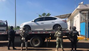 Hallan Nissan blanco con placas irregulares en el estacionamiento de plaza al norte de Mazatlán, Sinaloa