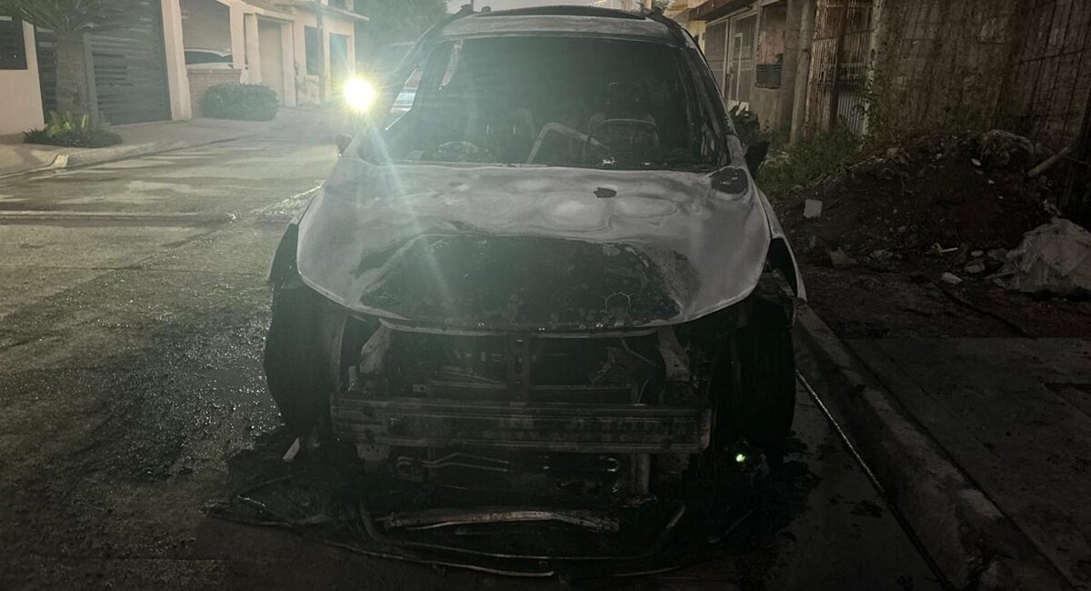 Se incendia vehículo en calles de la colonia Santa Alicia de Los Mochis, Sinaloa
