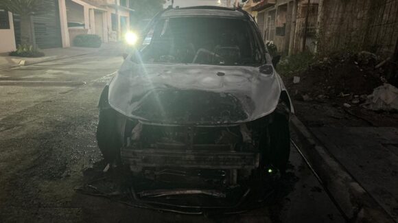 Se incendia vehículo en calles de la colonia Santa Alicia de Los Mochis, Sinaloa