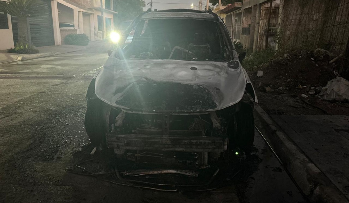 Vehículo termina calcinado tras incendiarse en colonia Santa Alicia, en Los Mochis