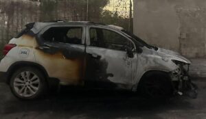 Vehículo termina calcinado tras incendiarse en colonia Santa Alicia, en Los Mochis