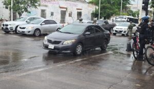 Abandonan automóvil con armas largas y “ponchallantas” en pleno Centro de Culiacán, Sinaloa