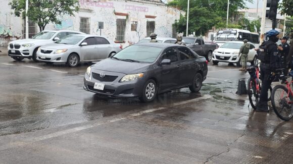 Abandonan automóvil con armas largas y “ponchallantas” en pleno Centro de Culiacán, Sinaloa