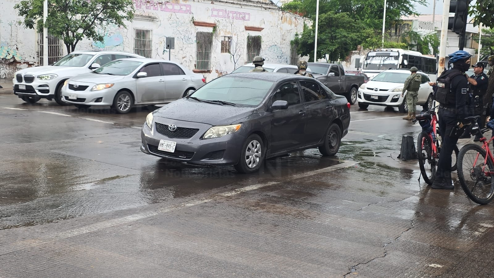Vehículo con armas y ponchallantas en abandonado en el Centro de Culiacán