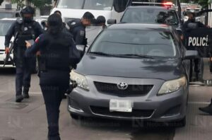 Vehículo con armas y ponchallantas en abandonado en el Centro de Culiacán