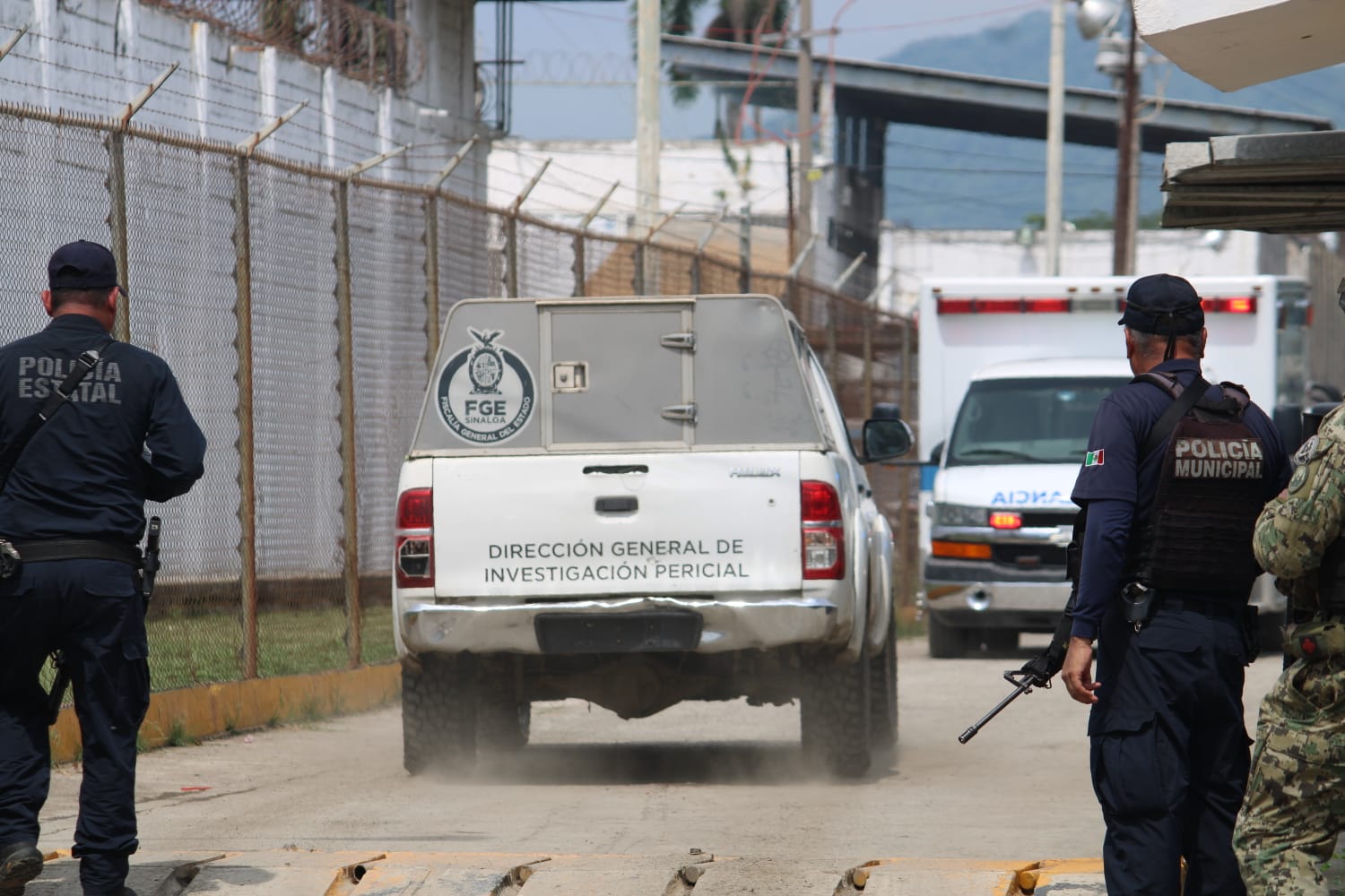 Vehículo de Semefo en penal de Mazatlán