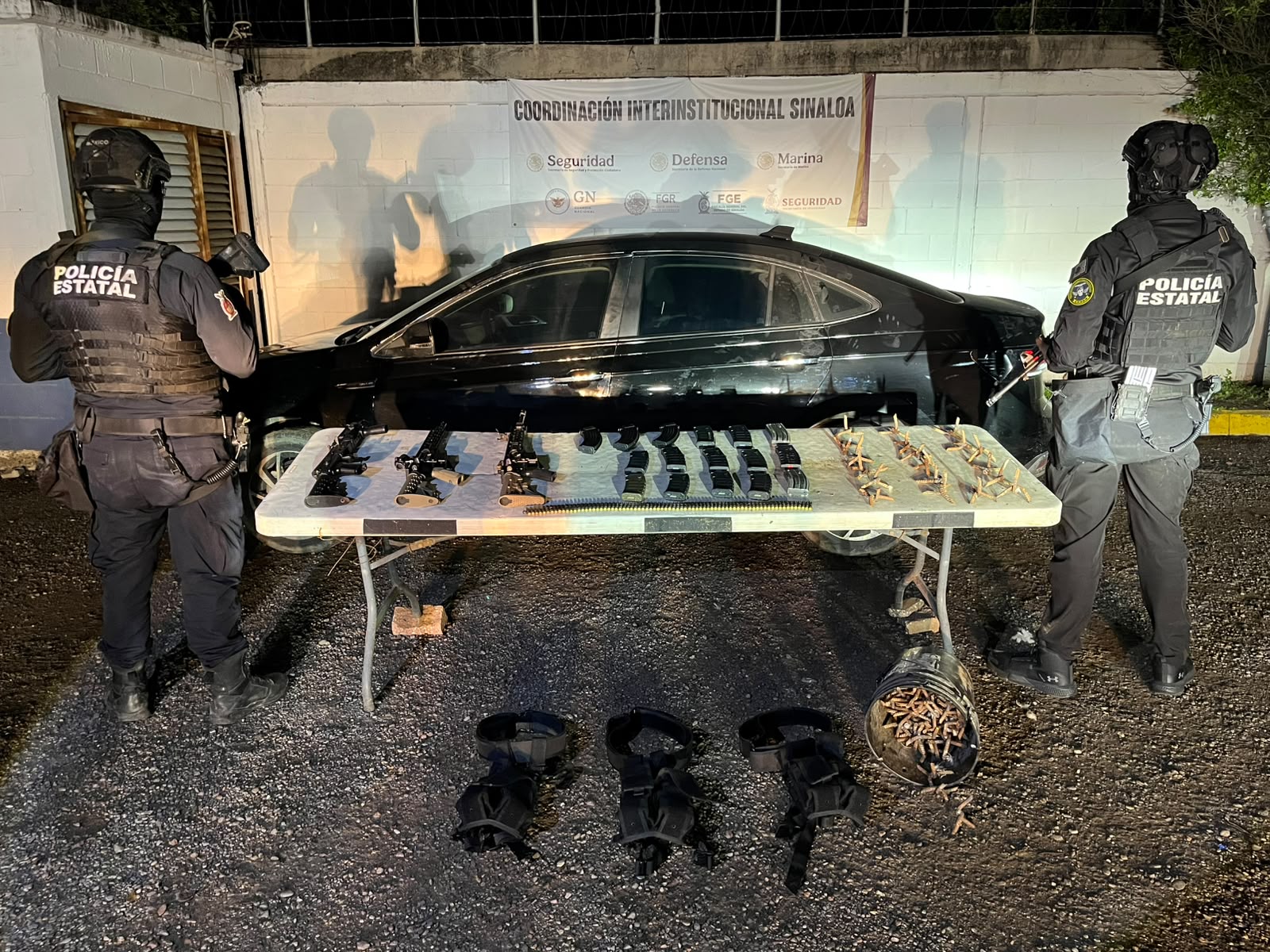 Vehículo y armamento asegurado en Culiacán