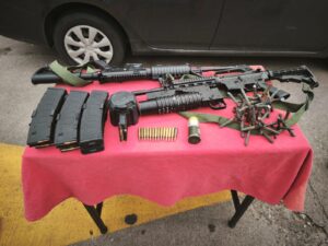 Vehículo y arsenal asegurados en Culiacán