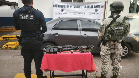 Hallan coche robado con arsenal y aditamento lanzagranadas en pleno Centro de Culiacán, Sinaloa