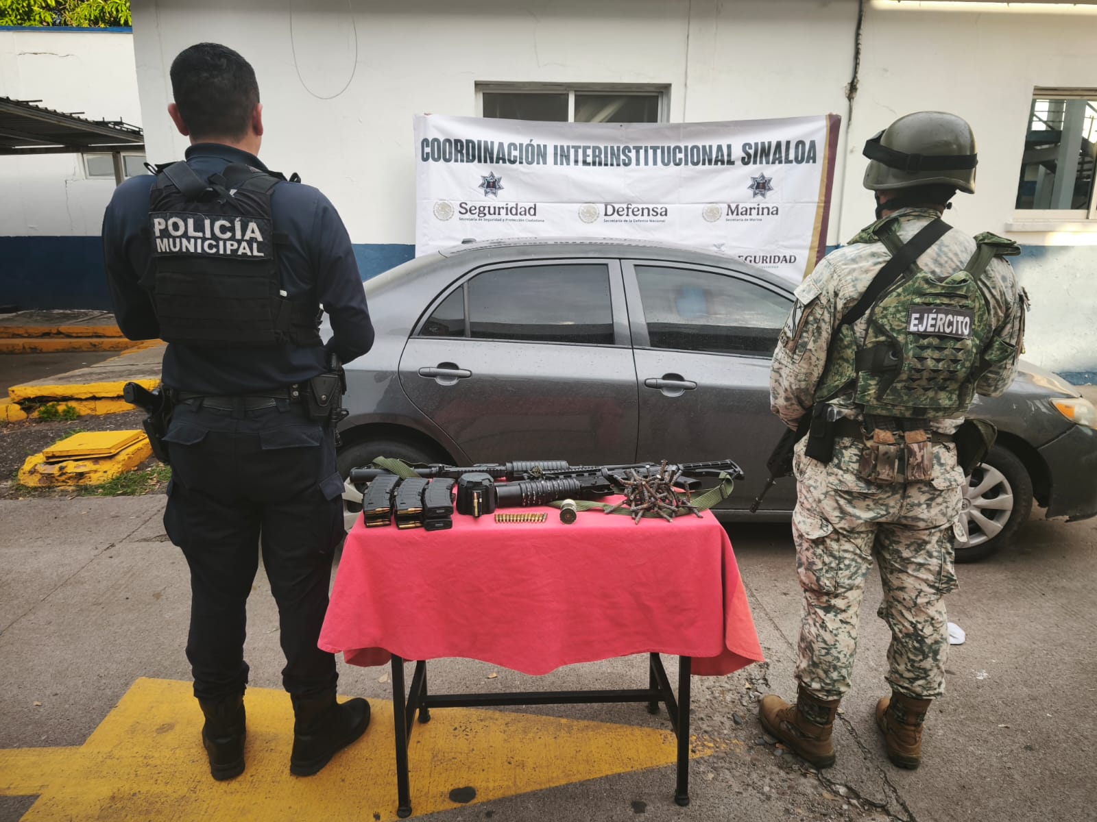 Vehículo y arsenal asegurados en Culiacán