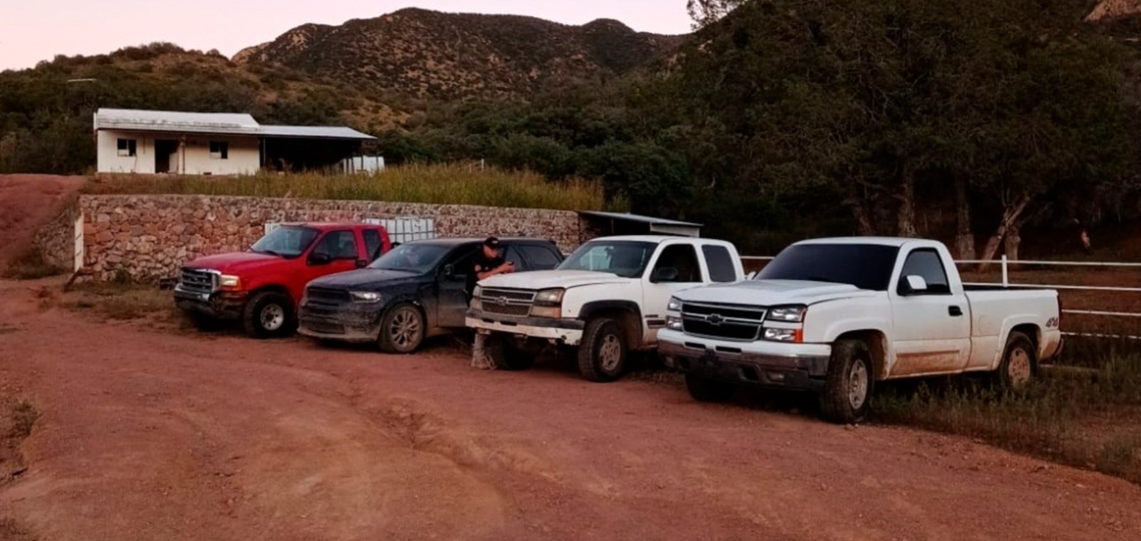 Vehículos asegurados en operativo donde fue abatido "El Meny" Carranza en Sonora