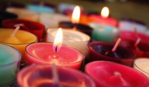 Aparte de la vela blanca ¿Qué simbolizan los diferentes colores de veladoras en el altar de muertos?