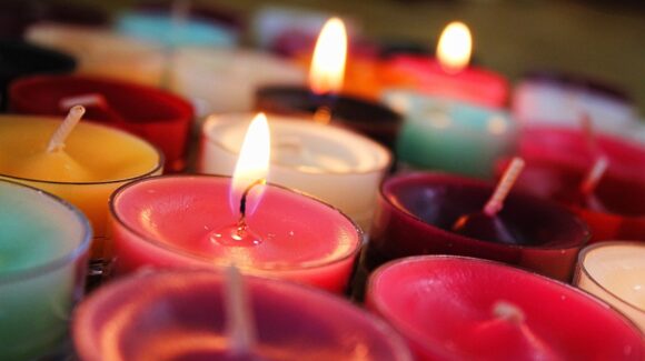 Aparte de la vela blanca ¿Qué simbolizan los diferentes colores de veladoras en el altar de muertos?