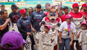 Entre autógrafos y beisbol, Venados regala una tarde especial a niños del CRIT Sinaloa en Mazatlán