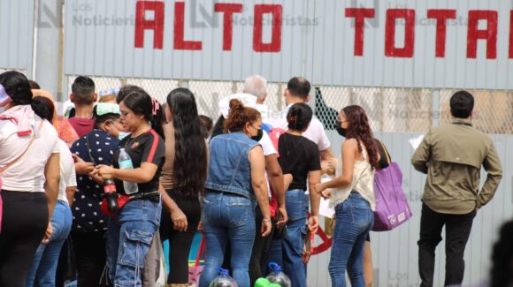 Se reanudan las visitas: Dan acceso a familiares de reos al penal de Mazatlán tras dos días de riñas que dejaron 12 muertos