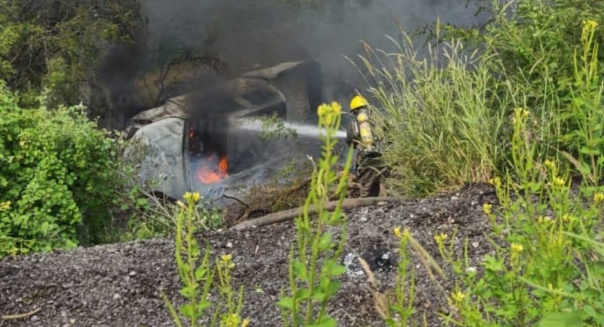 Camioneta queda volcada e incendiada en la México 15 y los Cerros de Barobampo, en Ahome, Sinaloa