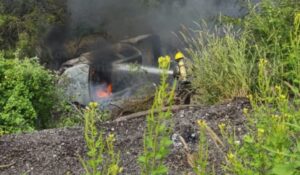 Camioneta queda volcada e incendiada en la México 15 y los Cerros de Barobampo, en Ahome, Sinaloa