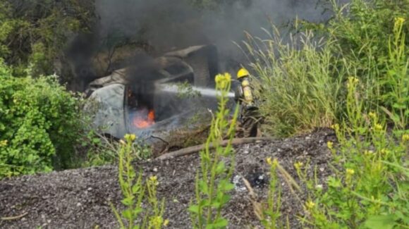 Camioneta queda volcada e incendiada en la México 15 y los Cerros de Barobampo, en Ahome, Sinaloa