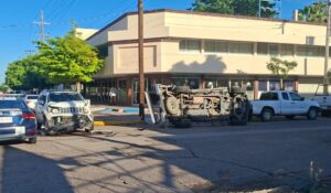 Conductor de una camioneta queda volcado, luego de sufrir un accidente en el centro de Los Mochis, Sinaloa