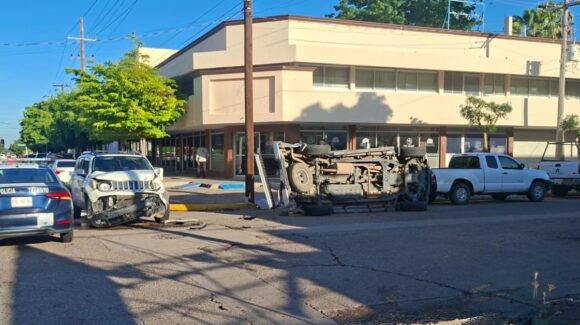 Conductor de una camioneta queda volcado, luego de sufrir un accidente en el centro de Los Mochis, Sinaloa