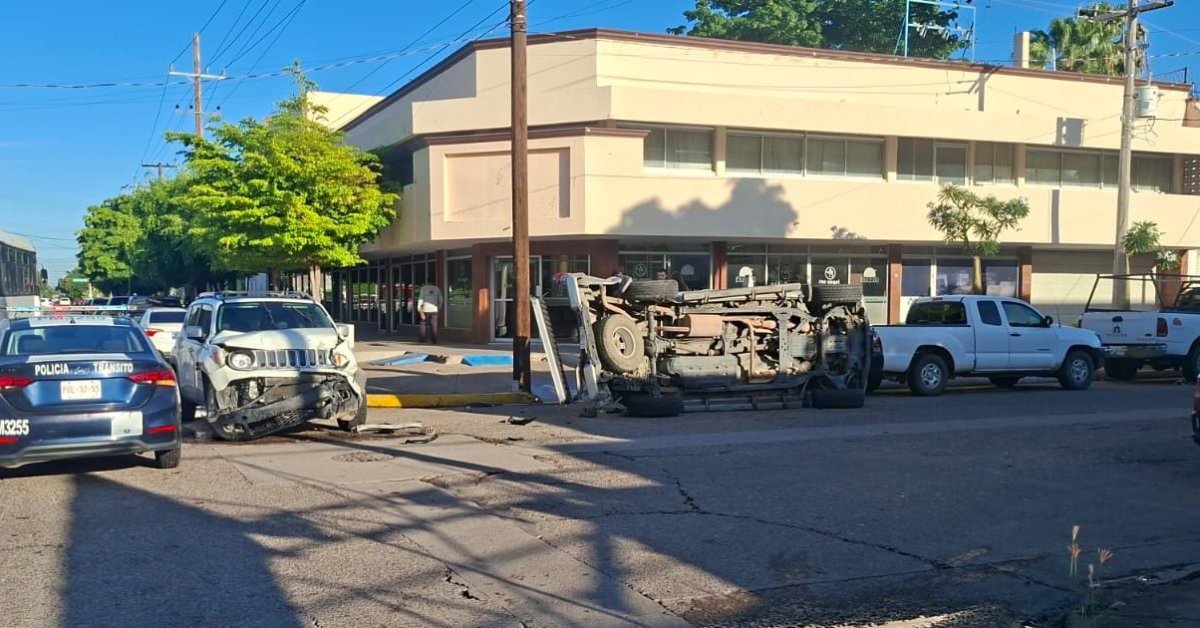 Conductor de una camioneta queda volcado, luego de sufrir un accidente en el centro de Los Mochis, Sinaloa
