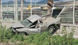 Conductor resulta ileso tras aparatosa volcadura en la carretera México 15 en Mazatlán